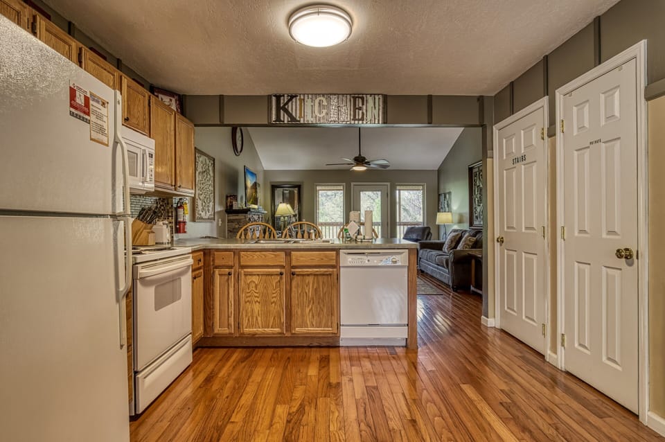 Chalet in the Smokies "Whispering River" - Fully furnished kitchen