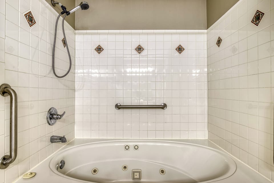 Vacation Rental in Pigeon Forge "Whispering River" - Whirlpool tub in main level bathroom one