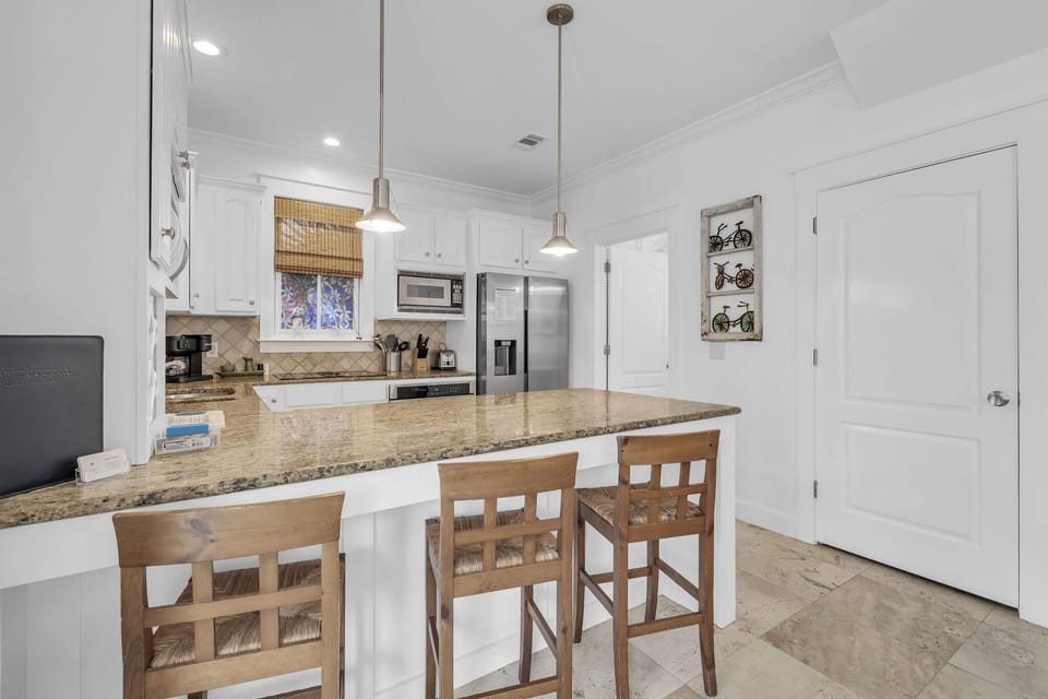 Granite countertops w/breakfast bar