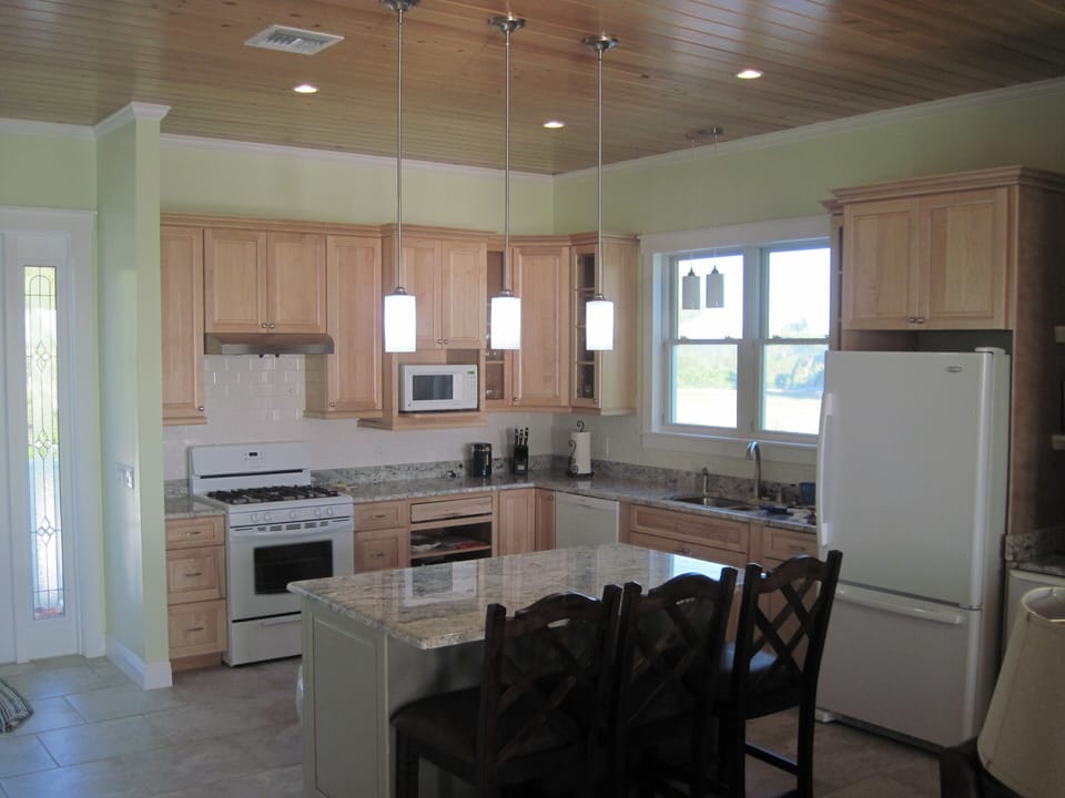 Kitchen and Breakfast Bar - Fully Equipped.