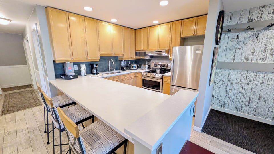 Beaver Creek West Condo V-1 kitchen with breakfast bar