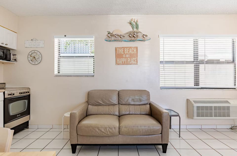 My Hollywood Beach Rentals B105..  Steps to Beach. Pool and Free Parking  Apartment in Hollywood Beach