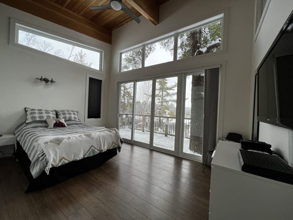 Master bedroom queen bed (winter)