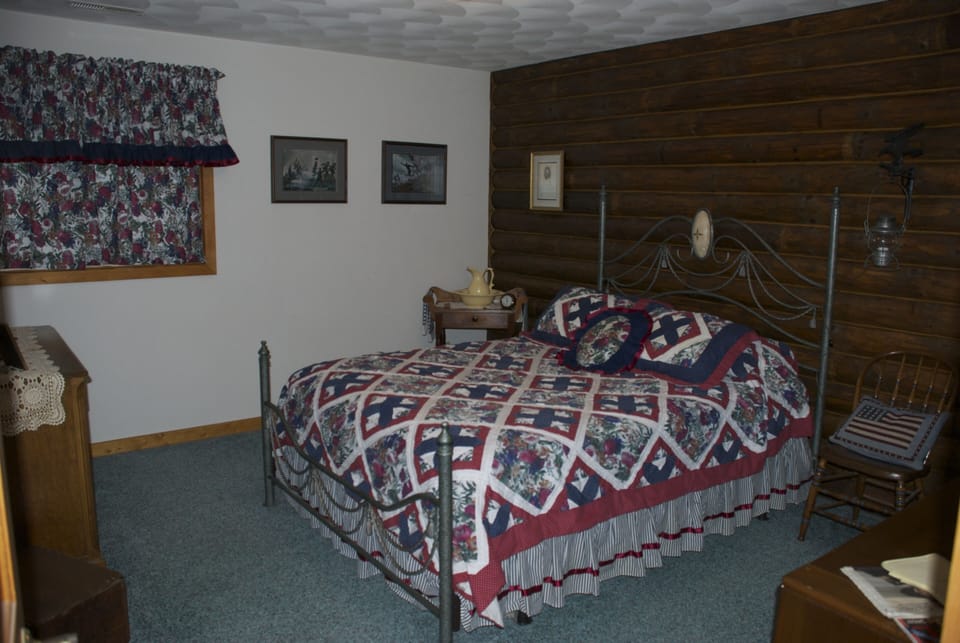 Bedroom 1, The Galena Log Home, Galena IL - Vacation Rental Home