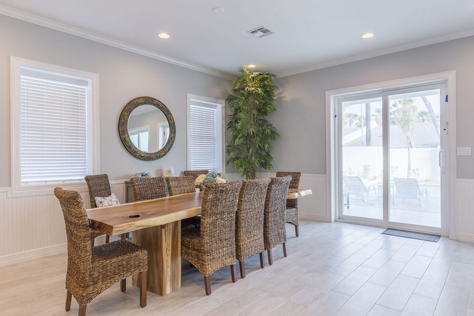 Large dining table great for family dinners!