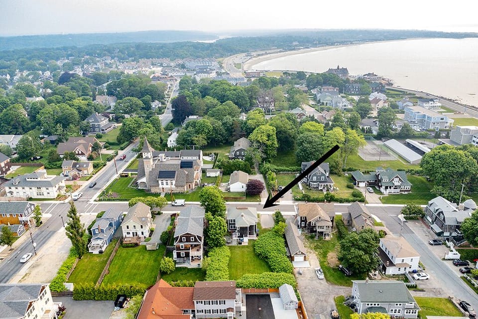 Black arrow points to house/depicts location to Narragansett Town beach