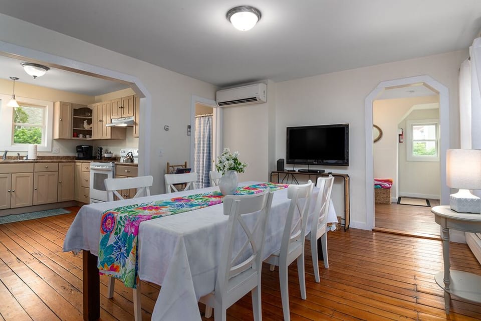 1st fl dining area/kitchen