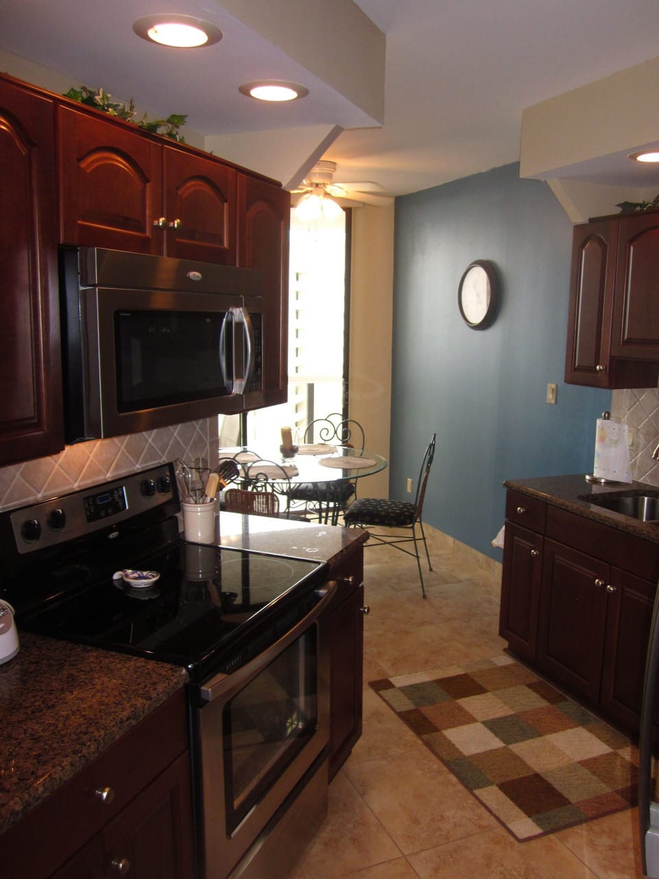Kitchen with eat-in table for 4