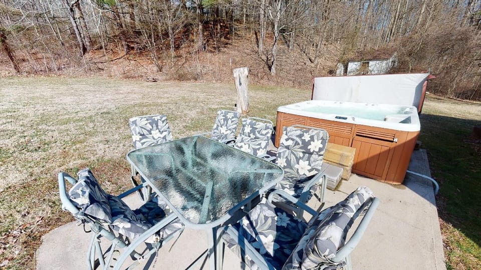 Back patio with patio set and hot tub. Great for star gazing & quality time. 