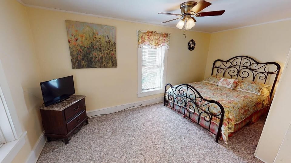 Bedroom 1 located on the main floor. Flat screen TV, fan, extra blankets.
