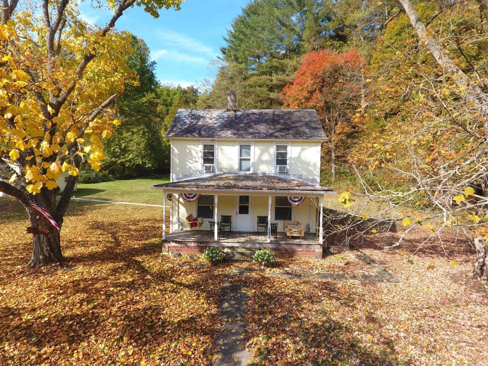 1st Choice Lodging - Laurel Run Cottage Fall Season