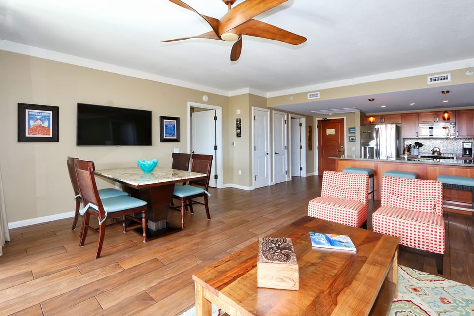 Upgraded Top Floor Unit with views of both the ocean and mountains