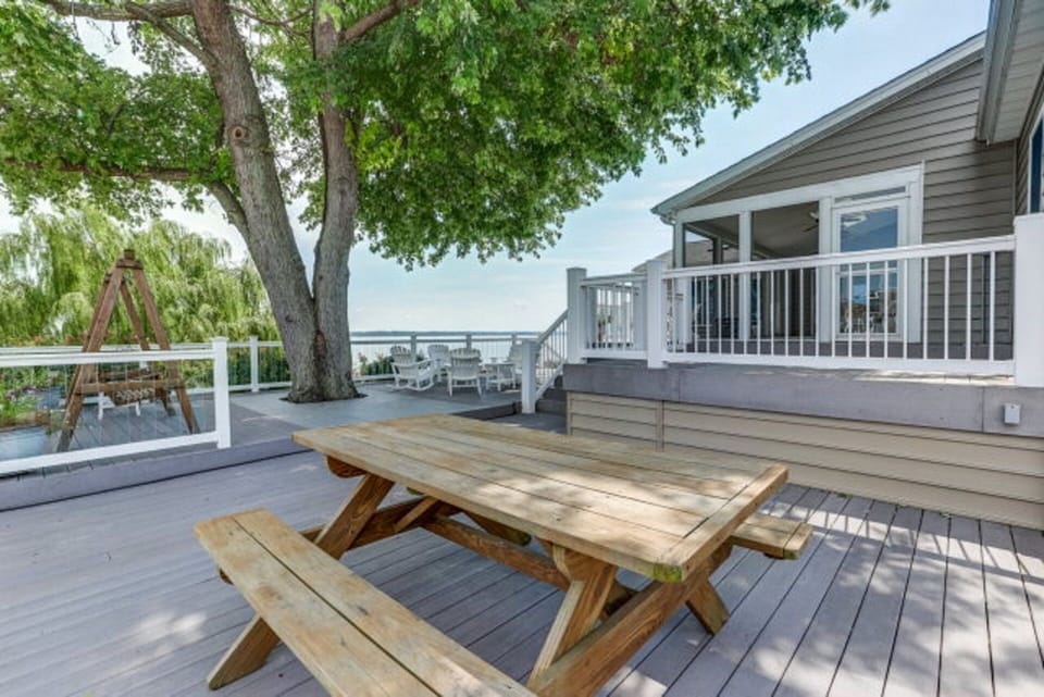 Decks with natural shade provide the ultimate place to eat or enjoy a drink!