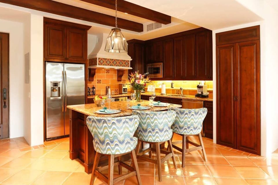 Dining Bar and Kitchen