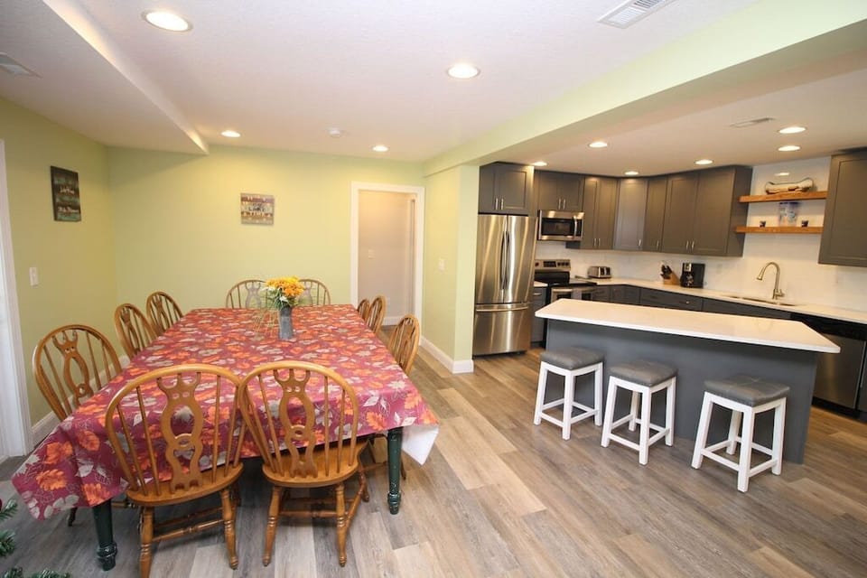 Dining room & kitchen bar (seats 13)