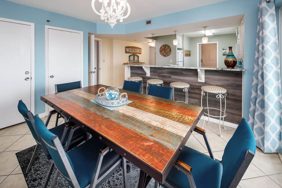 Dining Area with Balcony, Sea Oats Resort Okaloosa Island Fort Walton Beach Destin Vacation Rentals