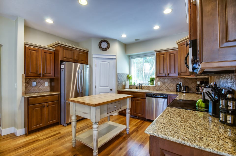 Kitchen w/stainless steel fridge w/icemaker, dishwasher, microwave