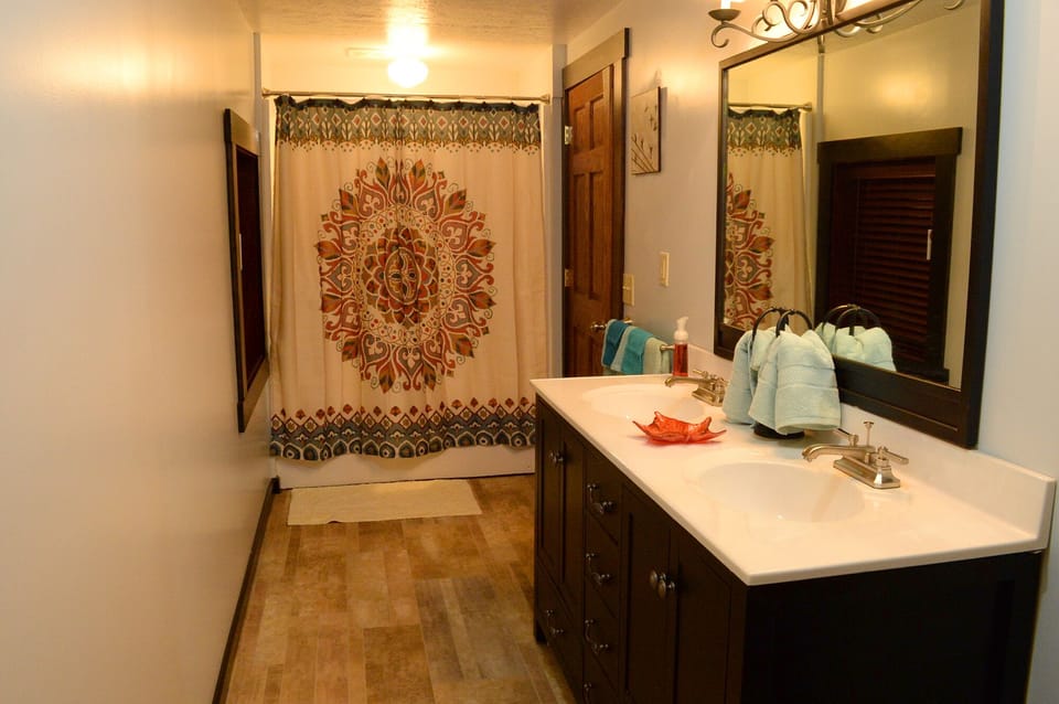 Master Bathroom - Shower/tub combination