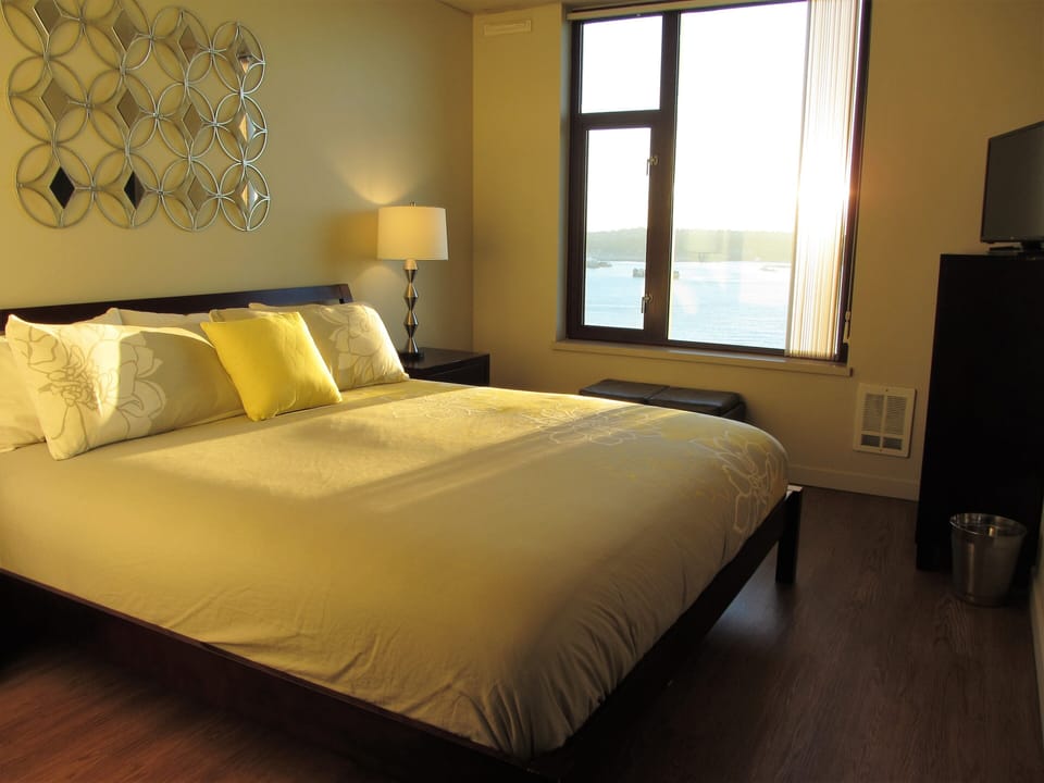 Master bedroom (king bed and TV) with VIEWS at NE 2201