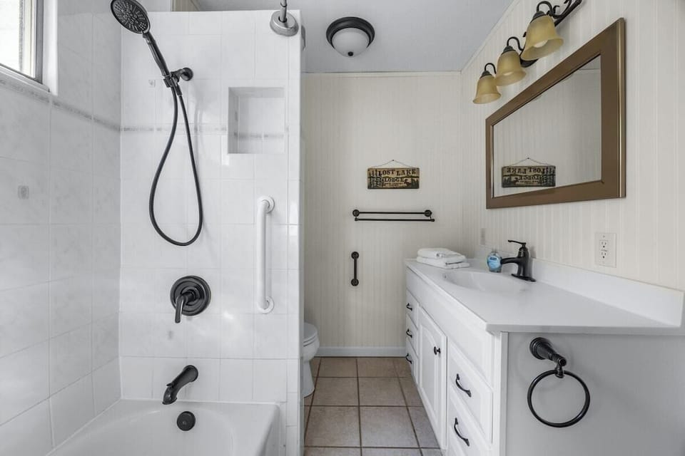 Main floor full bath with tub/shower