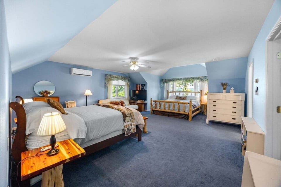 Large upstairs bedroom