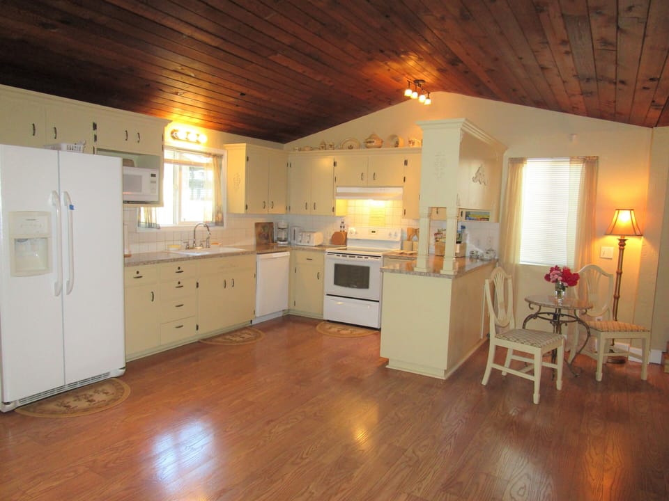 Large, Spacious Kitchen W/ New Appliances, Fully Equipped For Group Cooking