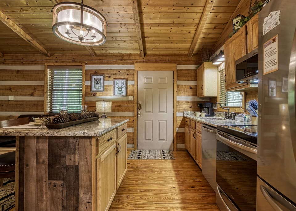 Smoky Mountain Cabin "Unforgettable" - Fully furnished kitchen with granite countertops