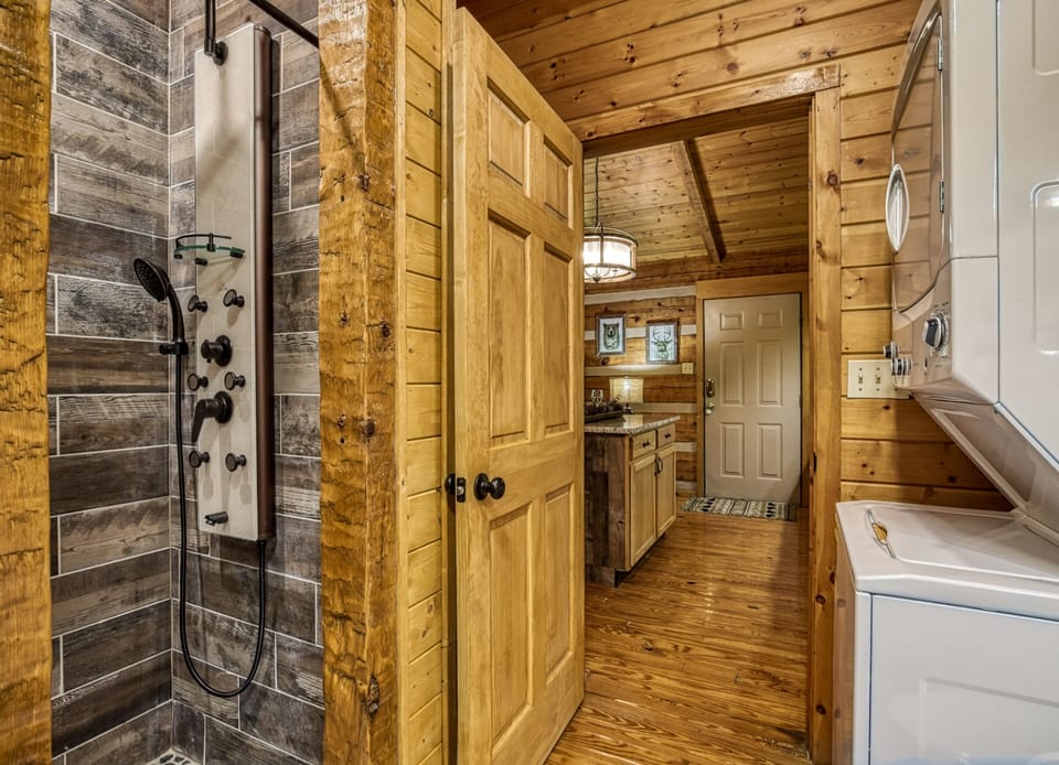 Pet Friendly Cabin in Pigeon Forge "Unforgettable" - Walk in spa shower and washer and dryer