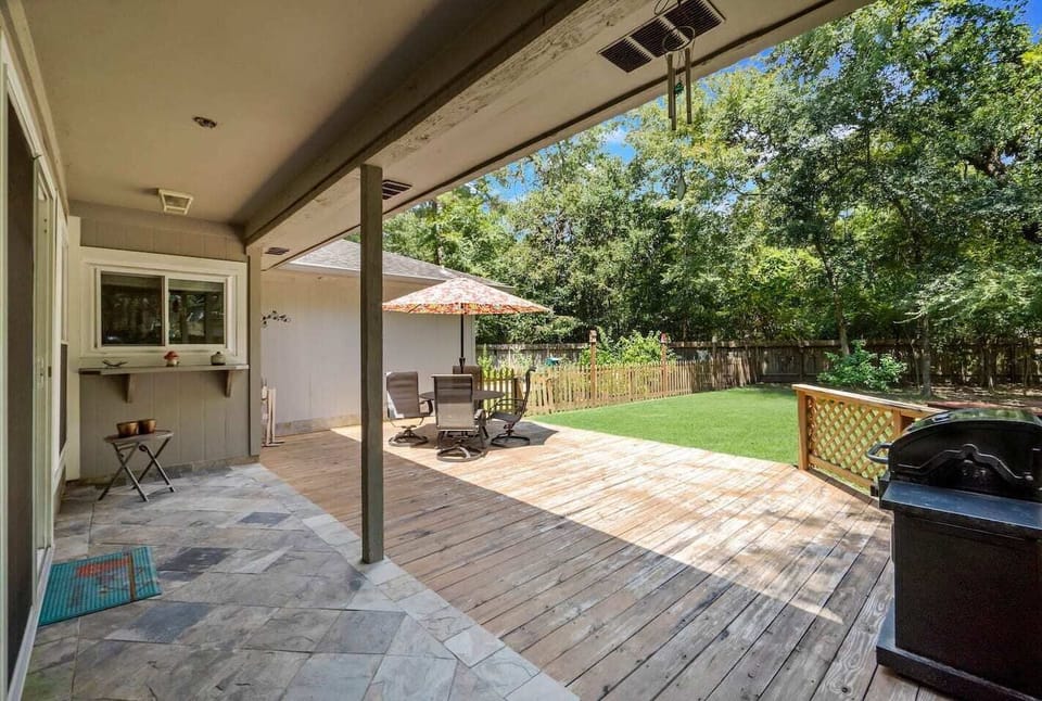 Large dog friendly back yard!