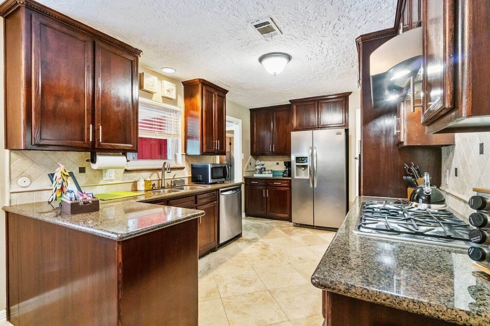 Fully appointed kitchen with all you need to cook