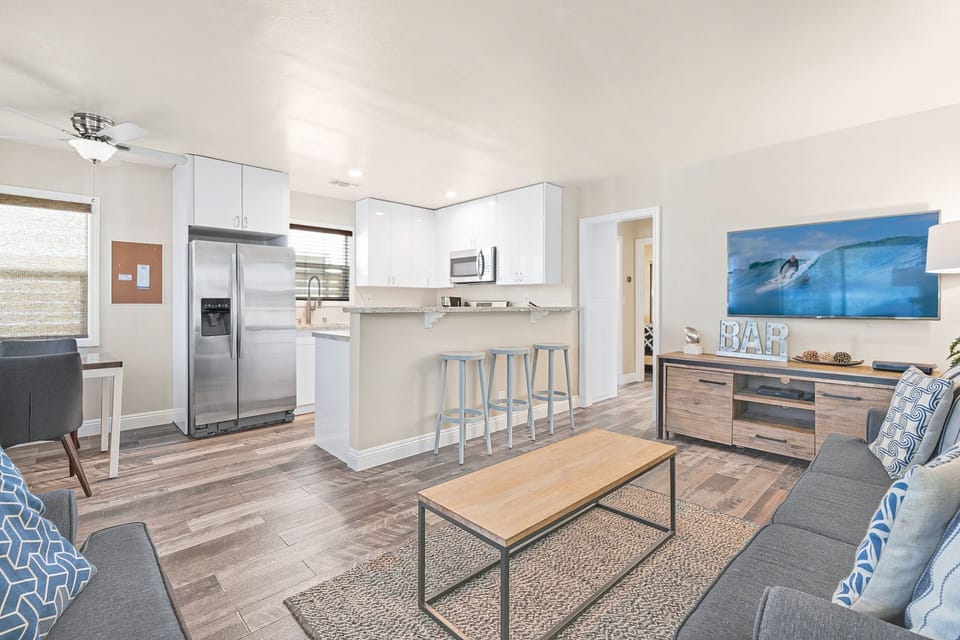 This 2 bedroom / 1 bath unit features an open floor plan, making this a fun hangout spot for groups.
                