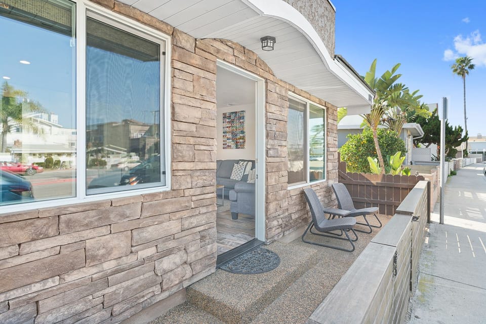 This unit includes a small front patio that looks out onto the boulevard.
                