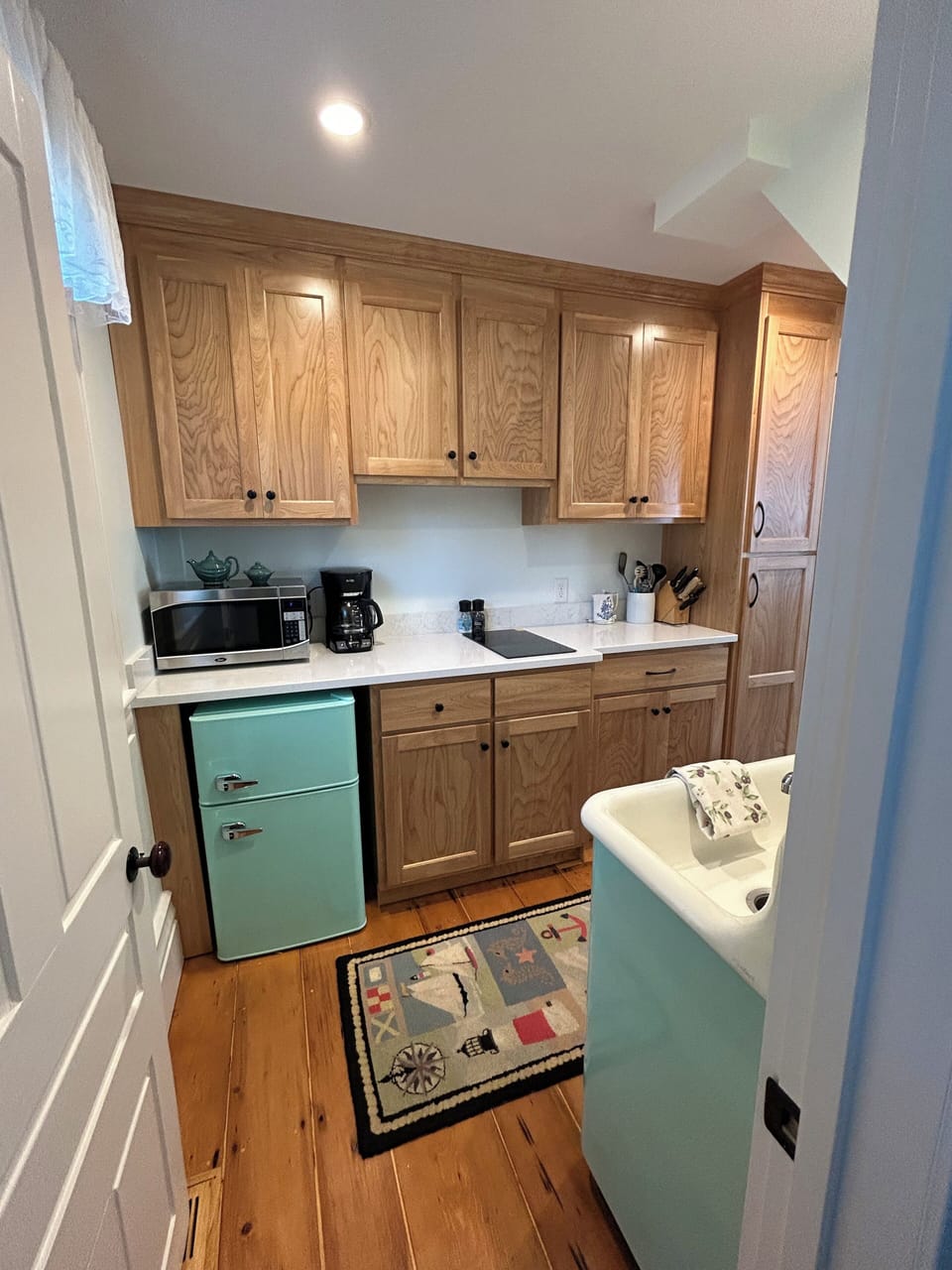 Small refrigerator with freezer