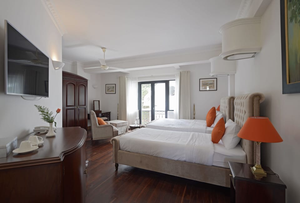 Luxury Twin Room | Minibar, individually decorated, individually furnished, desk