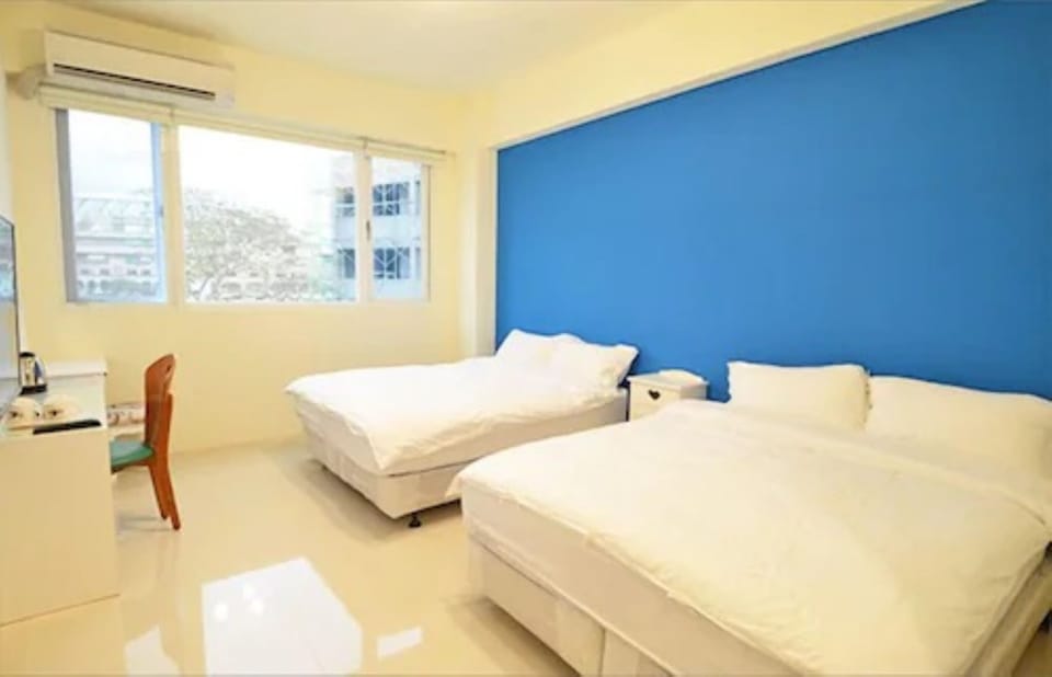 Comfort Quadruple Room | Desk, blackout drapes, free WiFi, bed sheets