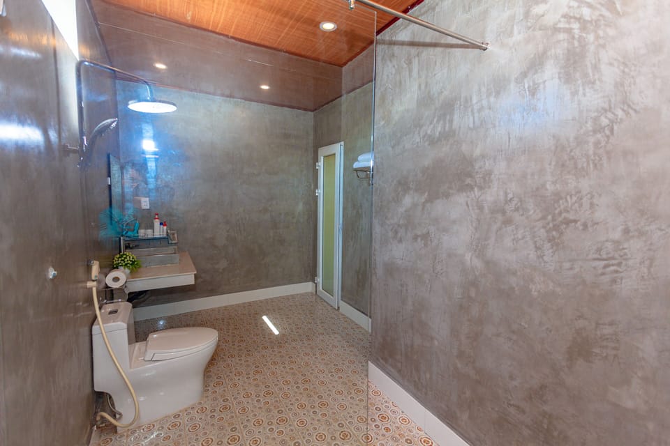 Shower, hair dryer, slippers, bidet