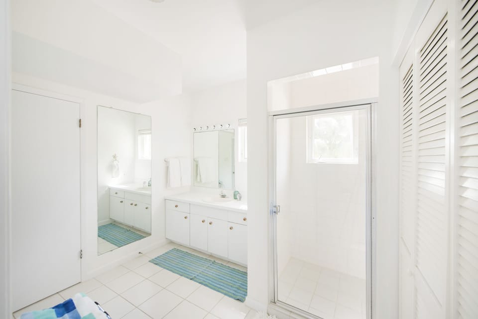 Bright & spacious en-suite bathroom