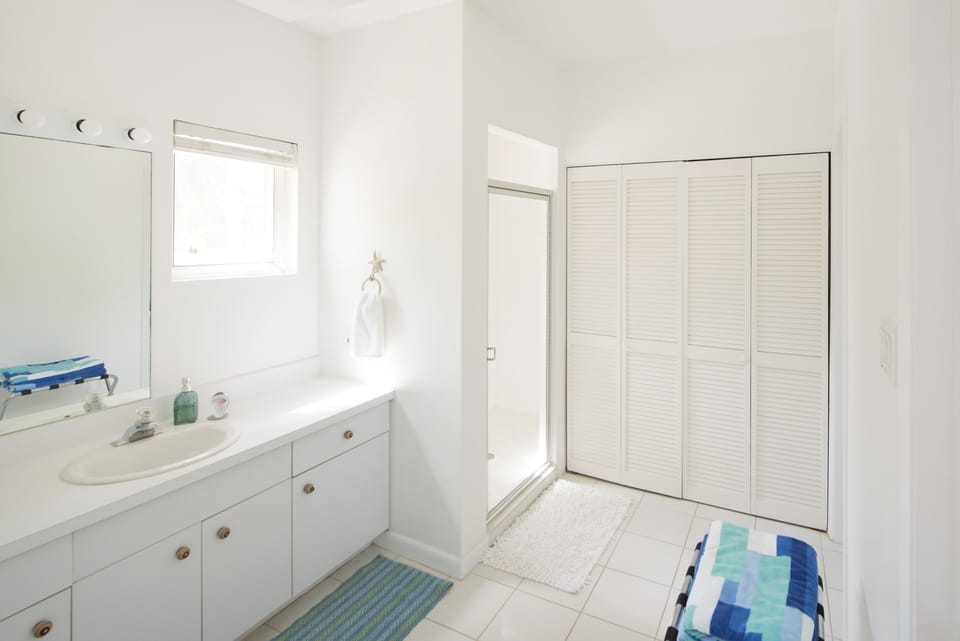 Bright & spacious en suite bathroom