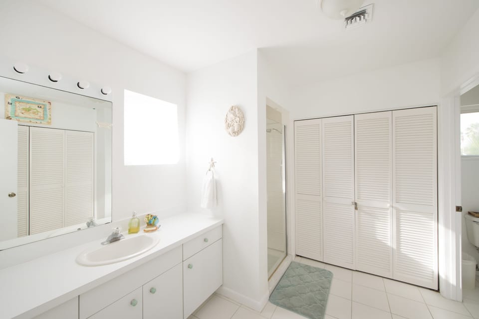 Bright & spacious master bathroom