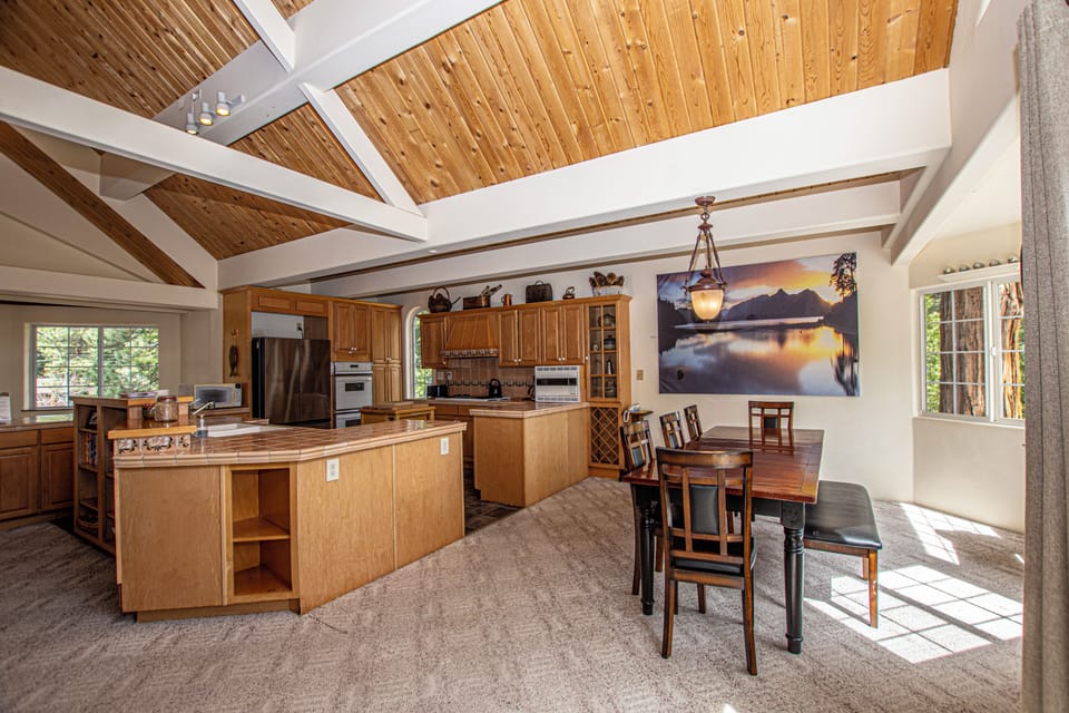 Trailside Escape - Dining Area and Kitchen