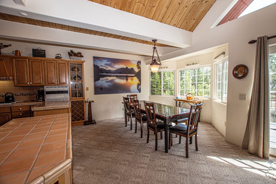 Trailside Escape - Dining Area