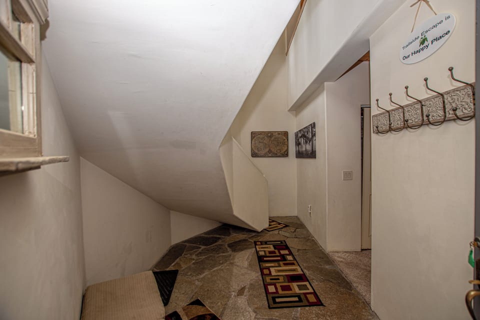 Trailside Escape - Entry