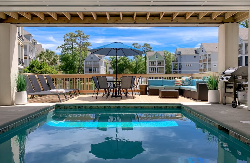 Pool & Lounge + Grill