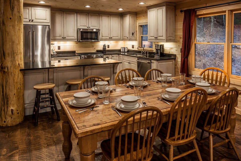 Kitchen w/ high end appliances, everything you need for a 5 course meal or snack