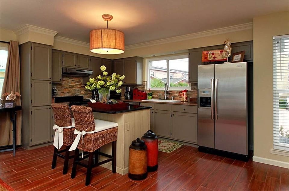 Kitchen with Island breakfast area