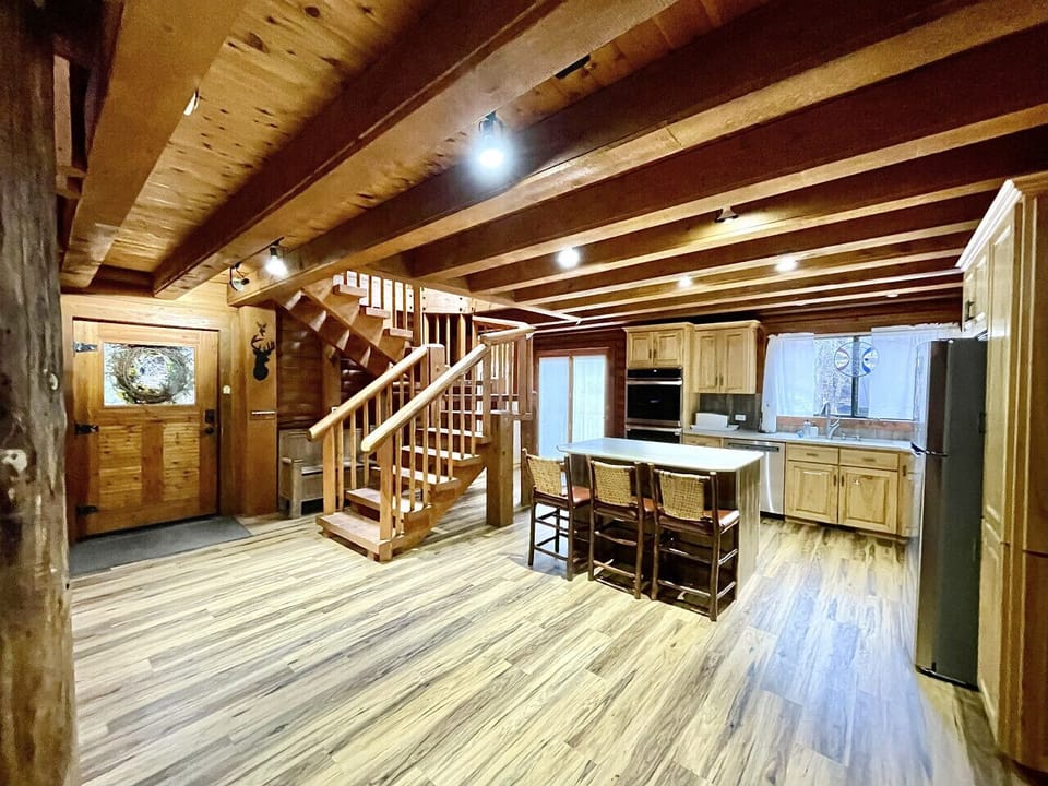 Front door to kitchen Stairs to the loft & doors to the kitchen patio