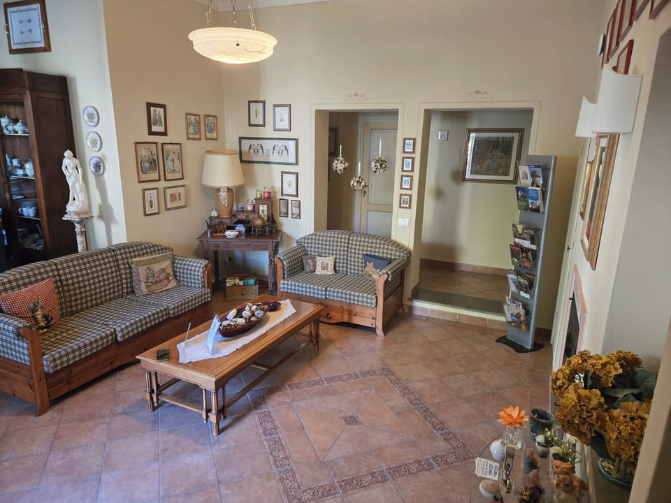 Double or Twin Room | Living area