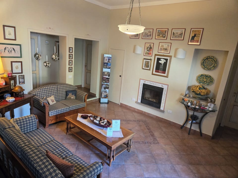 Double or Twin Room | Living area