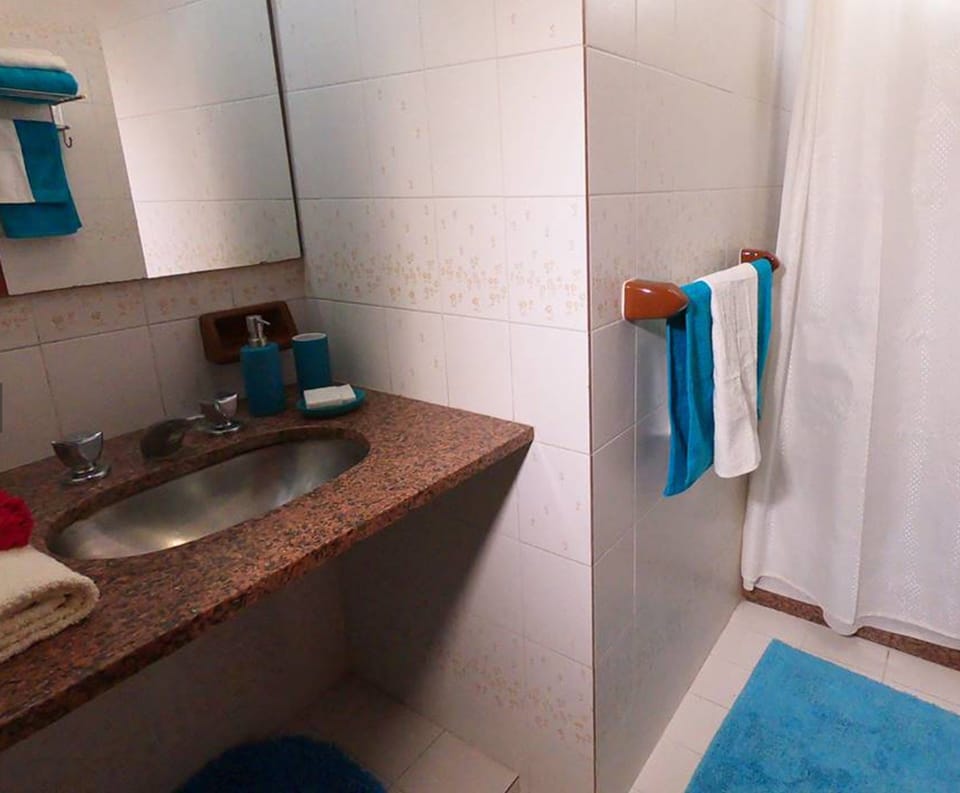 Shower, free toiletries, towels