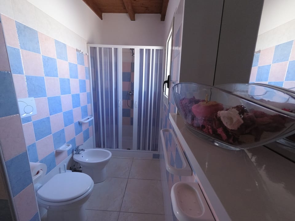 Junior Studio Suite, Sea View, Sea Facing | Bathroom | Shower, rainfall showerhead, free toiletries, hair dryer